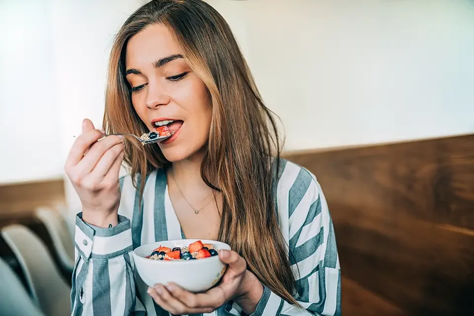 ¿Por Qué Son Necesarios los Alimentos Blandos Después de una Cirugía Oral?