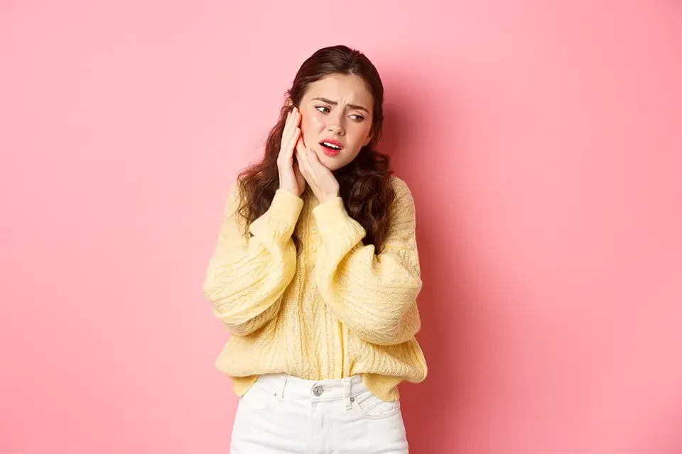 woman with toothache Understand the Causes of a Broken Molar Tooth